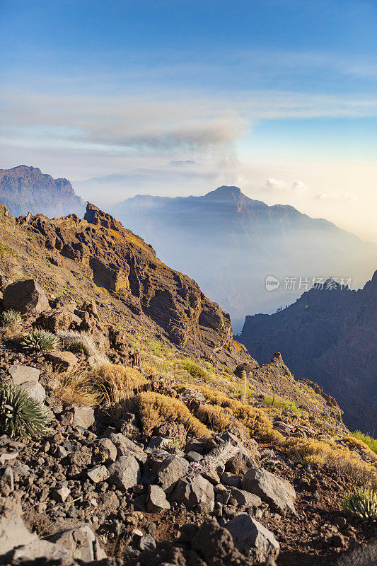 从拉帕尔马火山喷发，康伯雷Vieja喷气孔，从Roque de los Muchachos观看。喷发柱被驱逐(2021年10月15日)